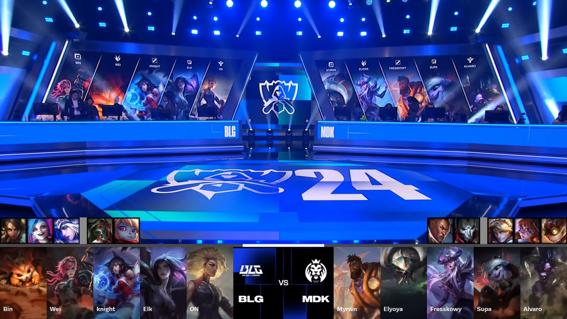 资讯两人往壕沟里一蹲，等着快递员来送货了