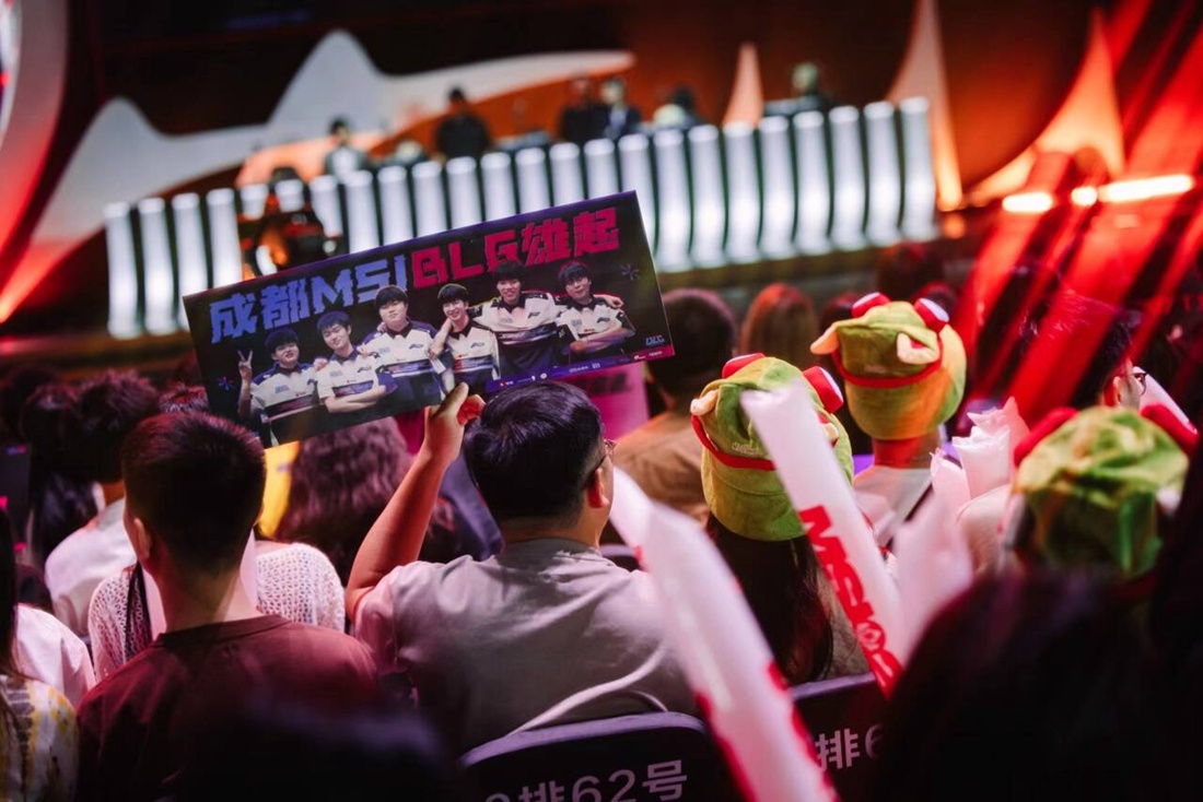 K God SofM 做到了！Zita的脸在键盘上疯狂敲击造成了巨额伤害，Zita的队伍以1-0领先Crystal Brother的队伍。